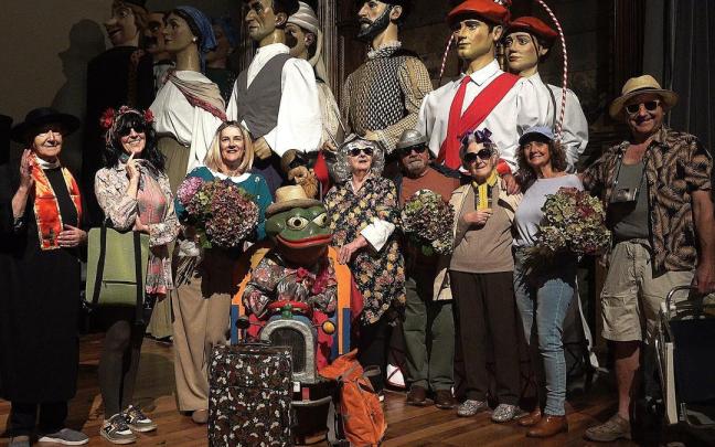 Actrices y actores de Ikusi Makusi en los preparativos de su nuevo espectáculo.