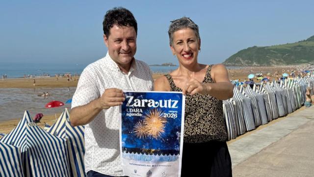 Xabier Txurruka, alcalde, e Irune Urbieta, concejala de Cultura, en la presentación del programa estival de Zarautz.