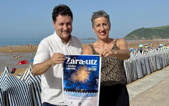 Xabier Txurruka, alcalde, e Irune Urbieta, concejala de Cultura, en la presentación del programa estival de Zarautz.