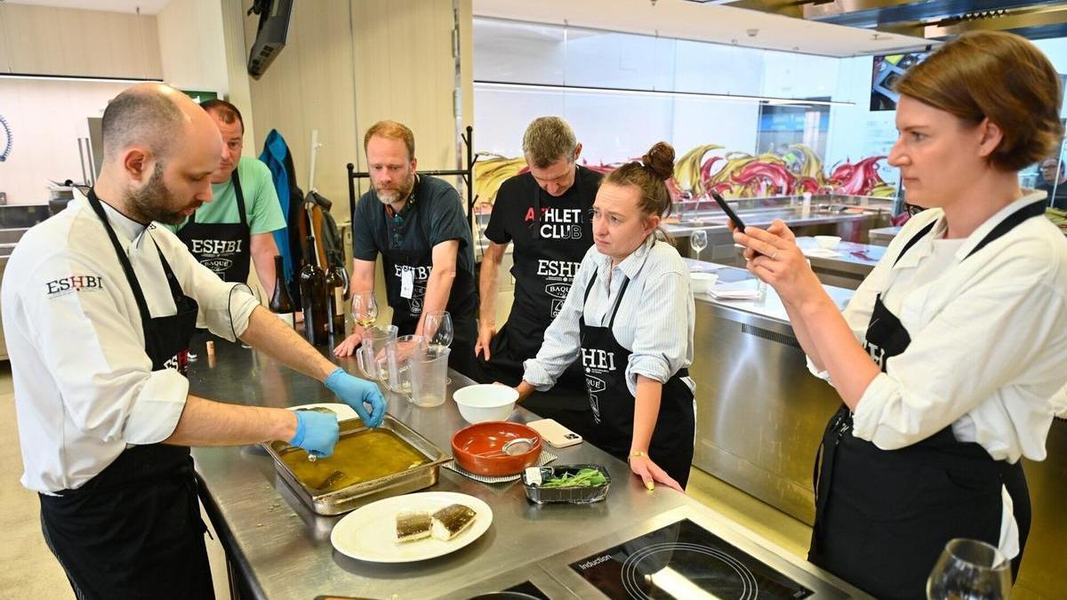 Reportaje en el Mercado de La Ribera con periodistas extranjeros que vinieron al 50 Best.