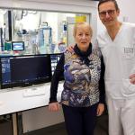 El doctor José Ángel Larrea con una paciente | Imagen: Deia | Javier Colmenero