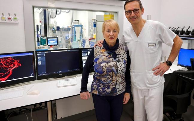 El doctor José Ángel Larrea con una paciente | Imagen: Deia | Javier Colmenero