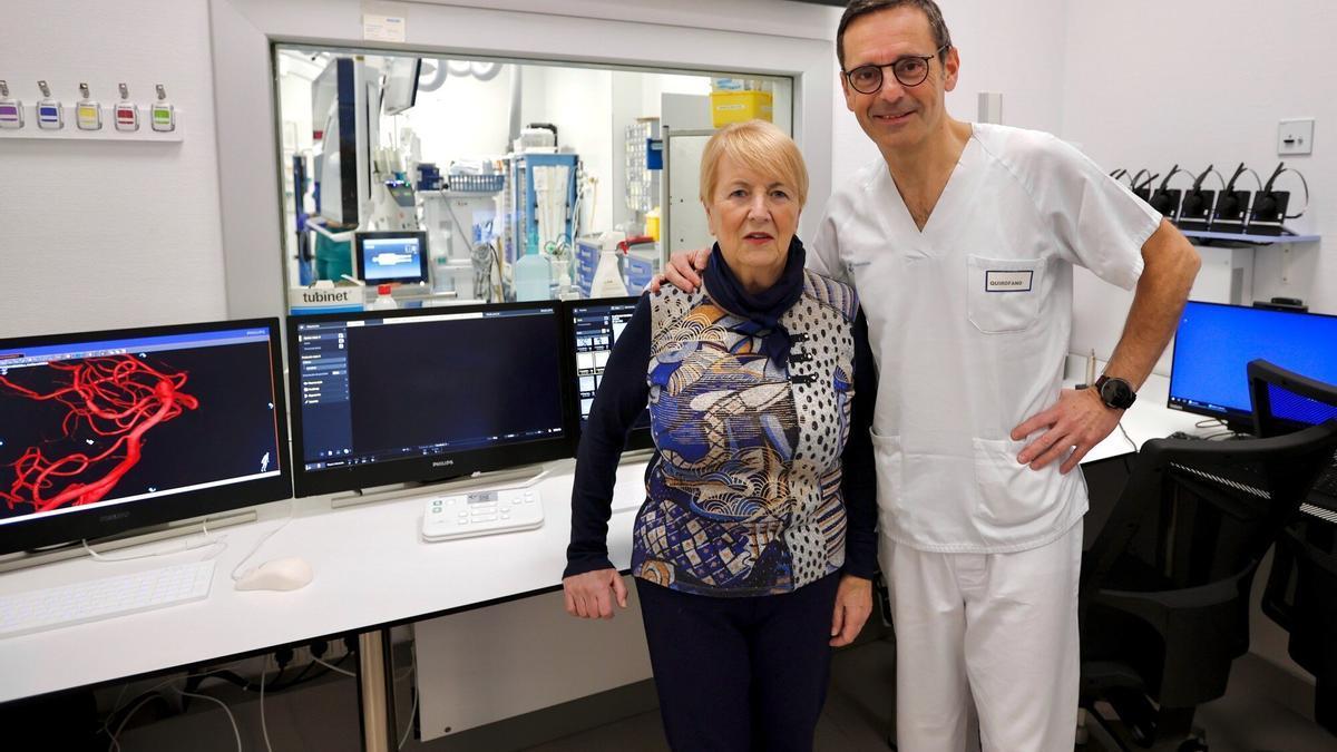 Ángel Larrea jefe de radiología y la paciente Mónica Elustondo operada de un aneurisma en el cerebro.