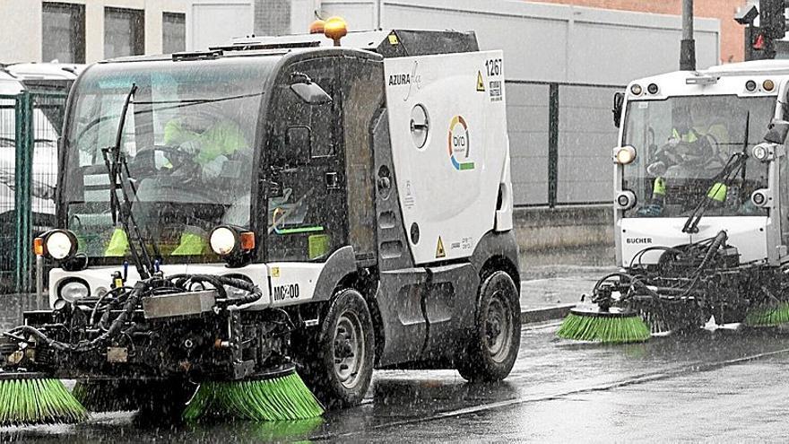 Dos barredoras saliendo del garaje de Aguirrelanda se disponen a realizar su recorrido de limpieza por las calles de Gasteiz. | FOTO: PILAR BARCO