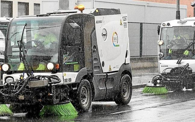 Dos barredoras saliendo del garaje de Aguirrelanda se disponen a realizar su recorrido de limpieza por las calles de Gasteiz. | FOTO: PILAR BARCO