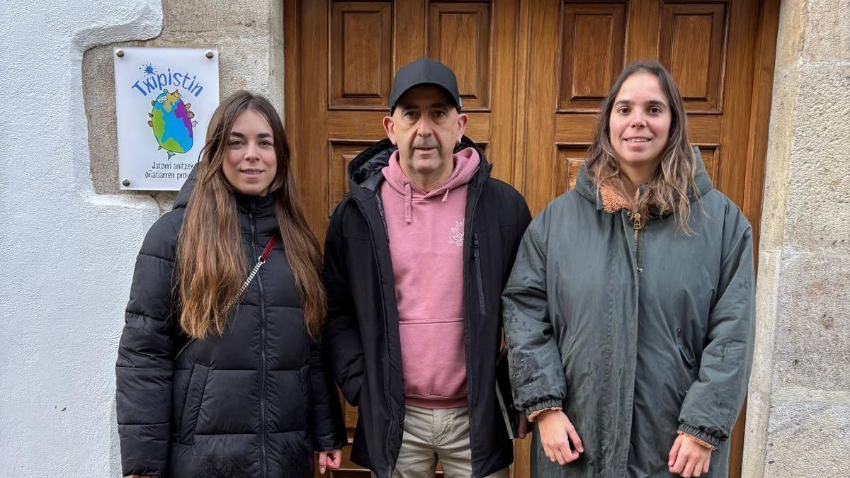 La psicóloga Jone Galdos, el técnico de Juventud, Ion López, y la edil Ekhiñe Mendi.