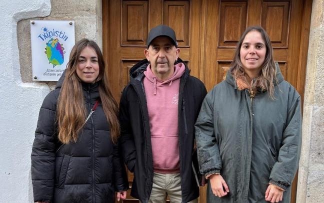 La psicóloga Jone Galdos, el técnico de Juventud, Ion López, y la edil Ekhiñe Mendi.