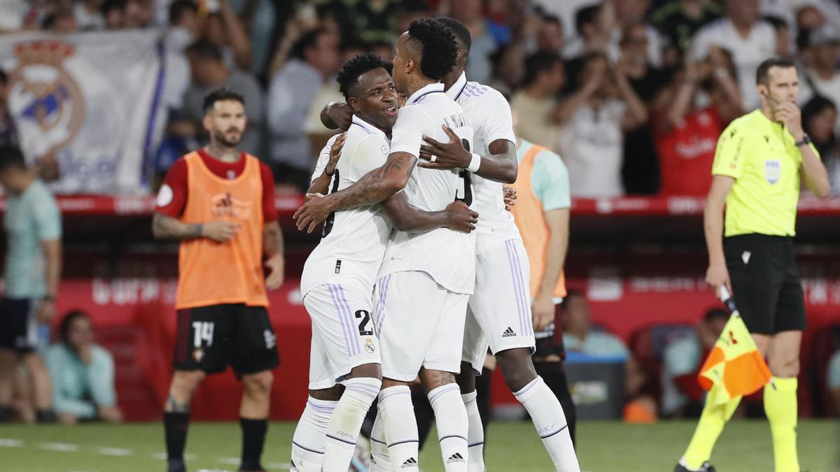 Los jugadores del Madrid celebran el segundo gol de Rodrygo.