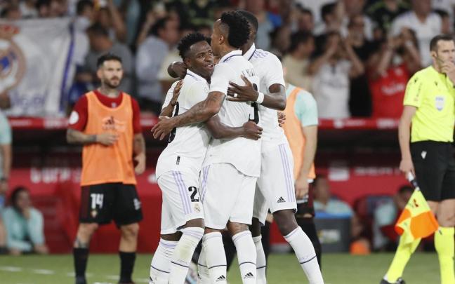 Los jugadores del Madrid celebran el segundo gol de Rodrygo.