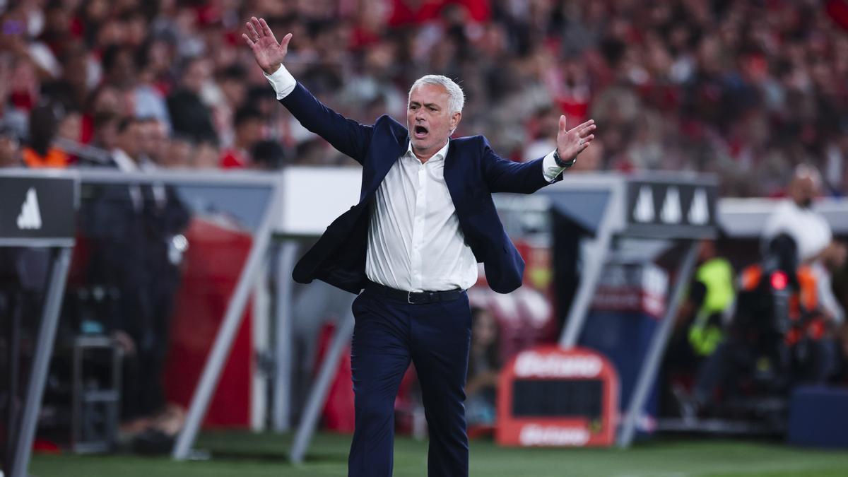 Jose Mourinho protesta a los árbitros durante su último partido con el Benfica.