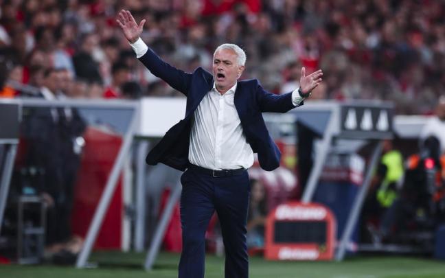Jose Mourinho protesta a los árbitros durante su último partido con el Benfica.
