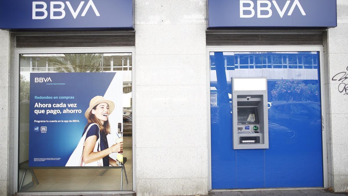 Imagen de una oficina y cajero del BBVA en Madrid con su nuevo logo.