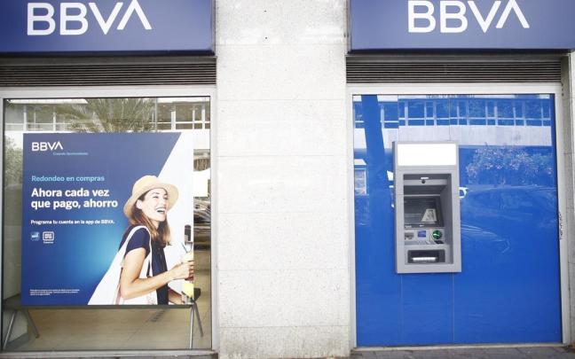 Imagen de una oficina y cajero del BBVA en Madrid con su nuevo logo.