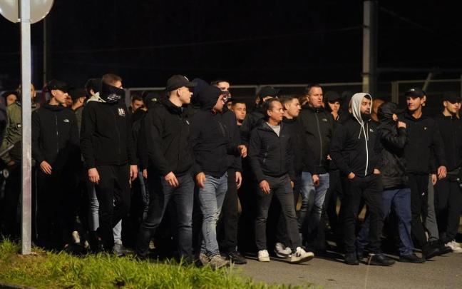 Los aficionados del Ajax camino a Anoeta. / RUBEN PLAZA