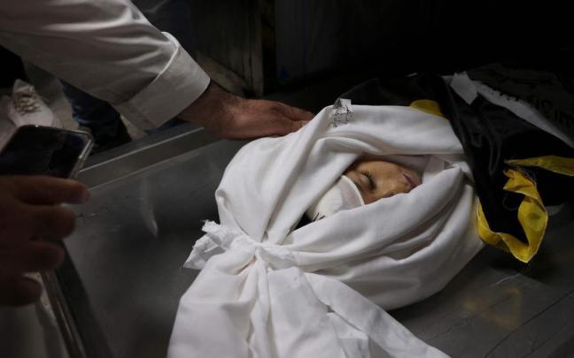 Uno de los cuatro niños fallecidos en el bombardeo israelí sobre la franja de Gaza. Uno de los cuatro niños fallecidos en el bombardeo israelí sobre la franja de Gaza.