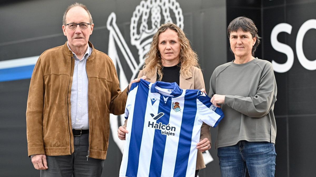 Maider Castillo, flanqueada por Joseba Ibarburu y Garbiñe Etxeberria, en la presentación que ha tenido lugar en Zubieta. / ARNAITZ RUBIO