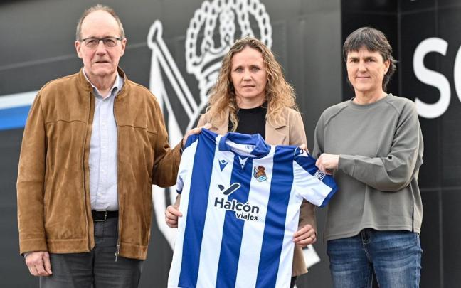 Maider Castillo, flanqueada por Joseba Ibarburu y Garbiñe Etxeberria, en la presentación que ha tenido lugar en Zubieta. / ARNAITZ RUBIO