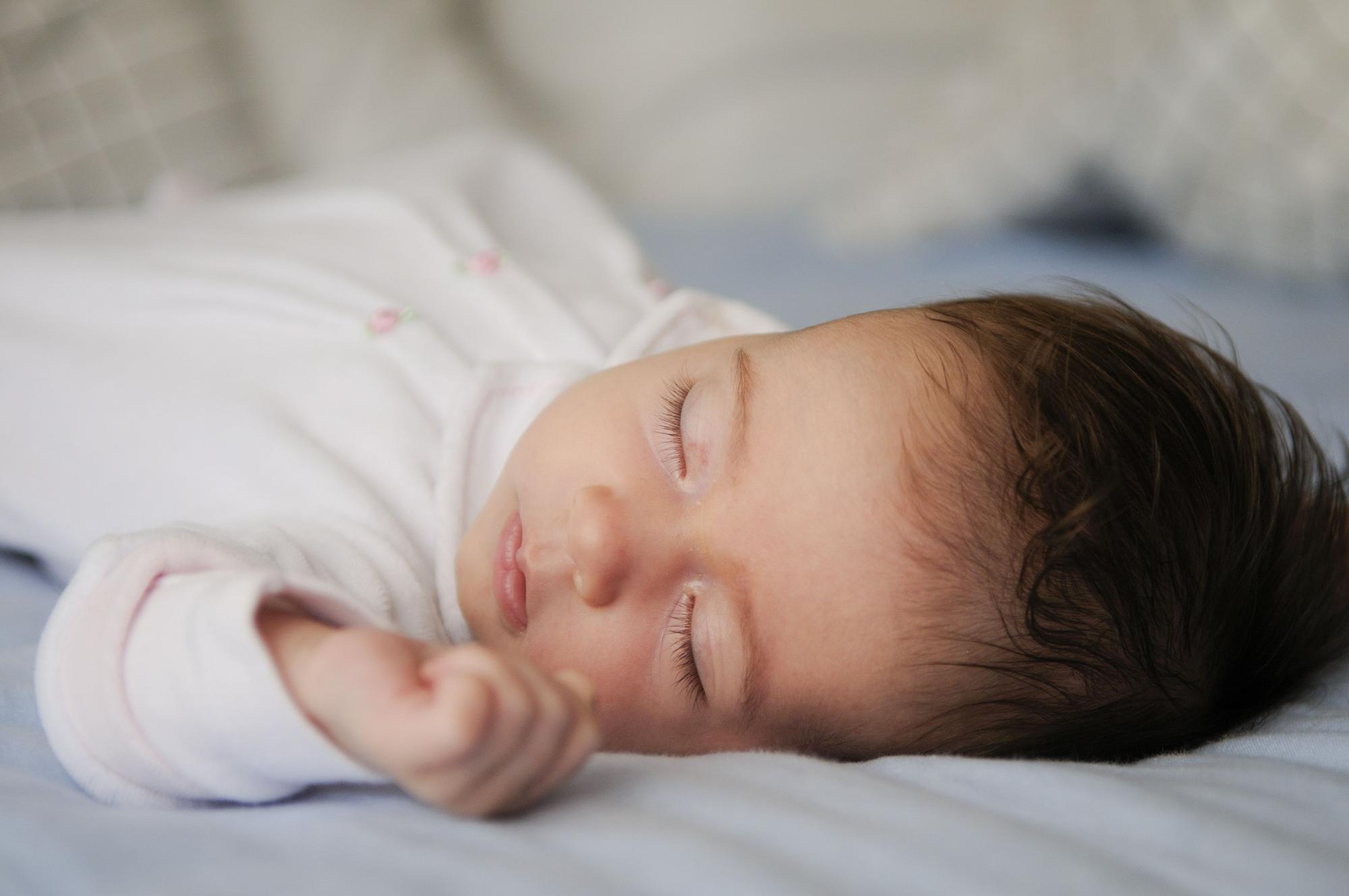 Una bebé duerme plácidamente.