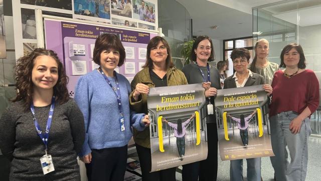 Directivas de Osakidetza bajo el cartel del 8M ‘Dale espacio a la Igualdad. Sigamos ganando terreno para los derechos de las mujeres en todos los ámbitos’.