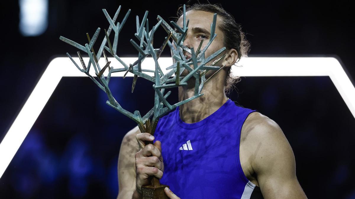 Alexander Zverev, con el trofeo de ganador del Masters 1000 de París