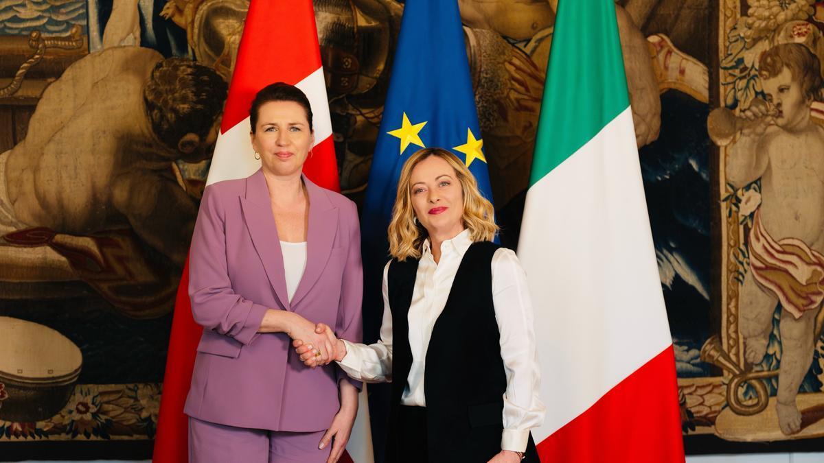 La primera ministra italiana, Giorgia Meloni, y su homóloga danesa, Mette Frederiksen.