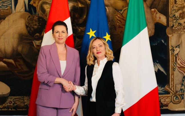 La primera ministra italiana, Giorgia Meloni, y su homóloga danesa, Mette Frederiksen.