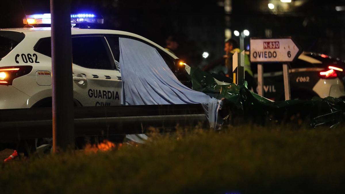 Un vehículo de la Guardia Civil en el lugar del crimen.