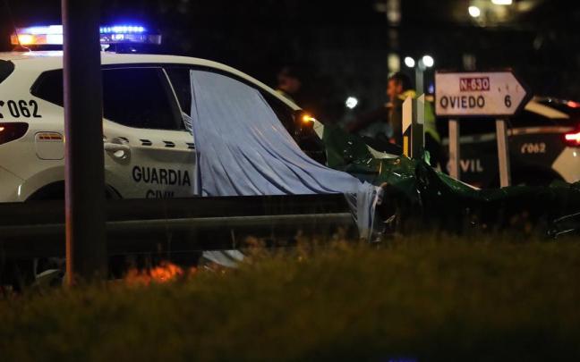 Un vehículo de la Guardia Civil en el lugar del crimen. / EFE Un vehículo de la Guardia Civil en el lugar del crimen.