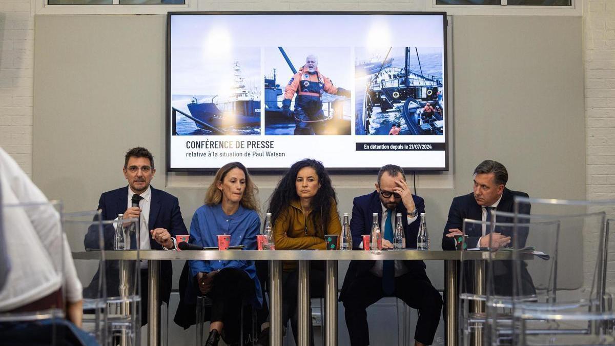 Conferencia de prensa en París de la organización Sea Sheperd y los abogados de Paul Watson.