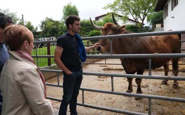 La consejera Arantxa Tapia, durante la visita a la explotación ganadera Mugarrieta.