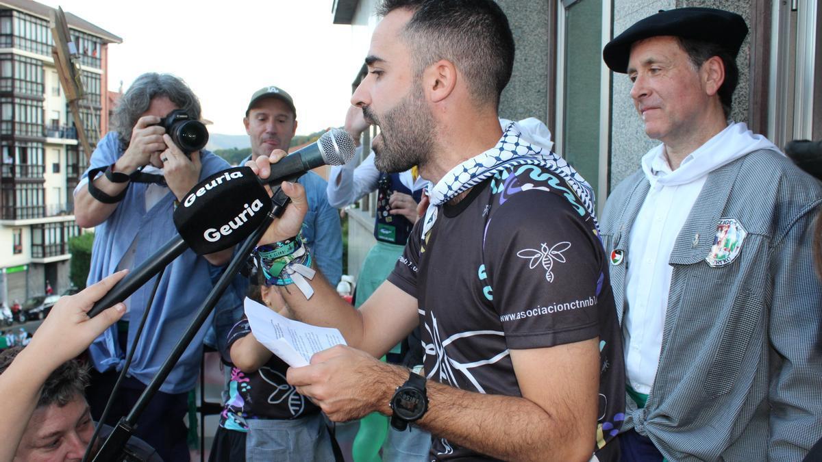 Yeray gonzález ha dado lectura a un intenso, emotivo y solidario pregón en los Sanfaustos de Basauri