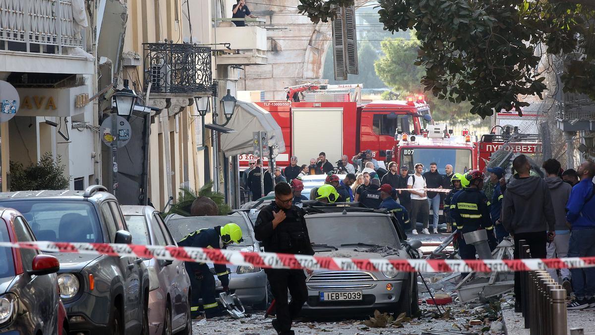 Tres heridos tras derrumbarse un edificio en Atenas.