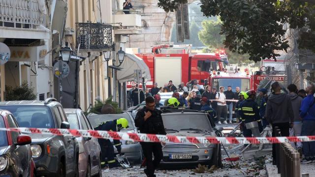 Tres heridos tras derrumbarse un edificio en Atenas.