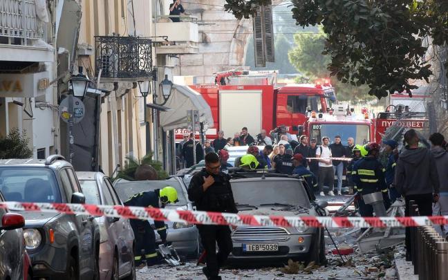 Tres heridos tras derrumbarse un edificio en Atenas.