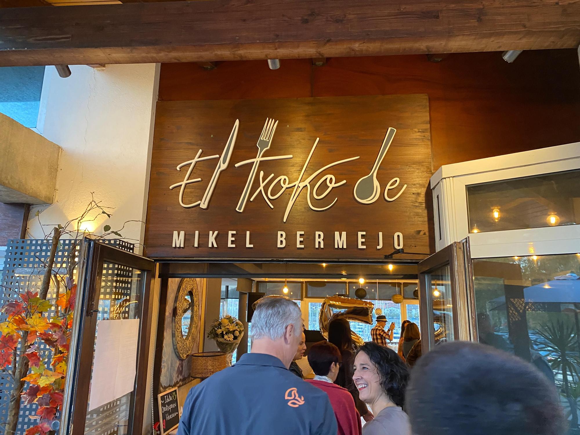 Invitados entrando al Txoko de Mikel Bermejo el sábado pasado.