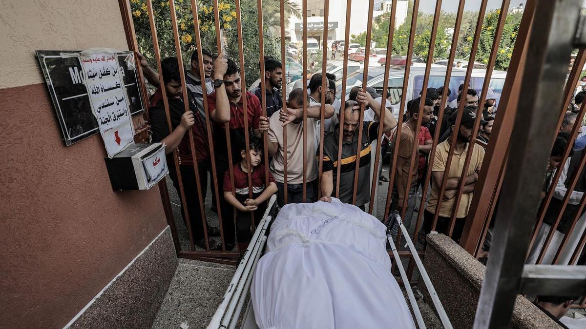 Familiares de palestinos asesinados en el conflicto velan un cuerpo en el exterior de un hospital en Khan Yunis.