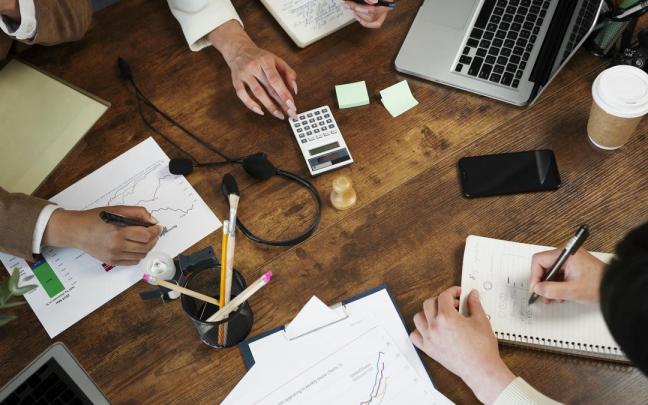 Asegurar una base de profesionales locales en las finanzas contribuiría a consolidar el futuro de las empresas vascas.