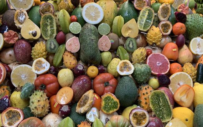 Exposicón de frutas en el mercado de Vegeta, en Las Palmas de Gran Canaria. Exposicón de frutas en el mercado de Vegeta, en Las Palmas de Gran Canaria.
