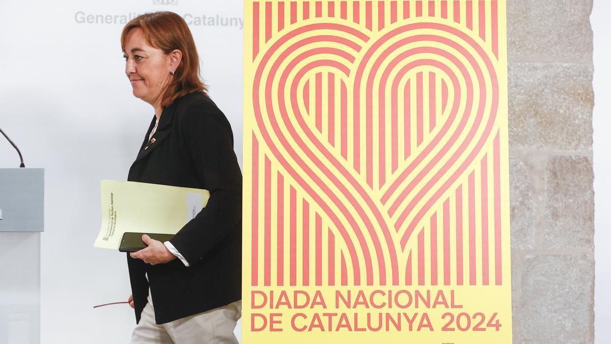 La portavoz y consellera del Govern, Sílvia Paneque, con el cartel de la Diada.