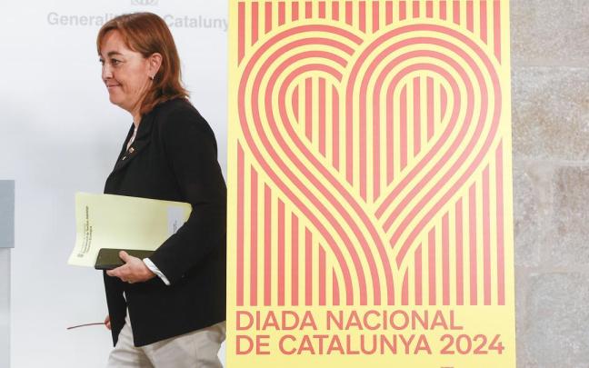 La portavoz y consellera del Govern, Sílvia Paneque, con el cartel de la Diada. / EFE La portavoz y consellera del Govern, Sílvia Paneque, con el cartel de la Diada.