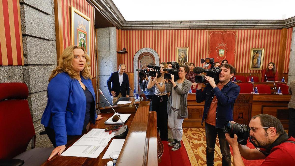 La alcaldesa de Burgos, Cristina Ayala Santamaría, durante una sesión plenaria.