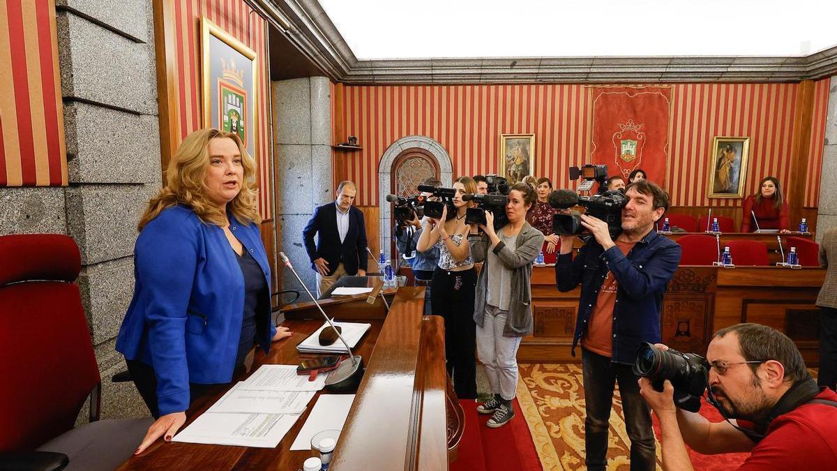 La alcaldesa de Burgos, Cristina Ayala Santamaría, durante una sesión plenaria.