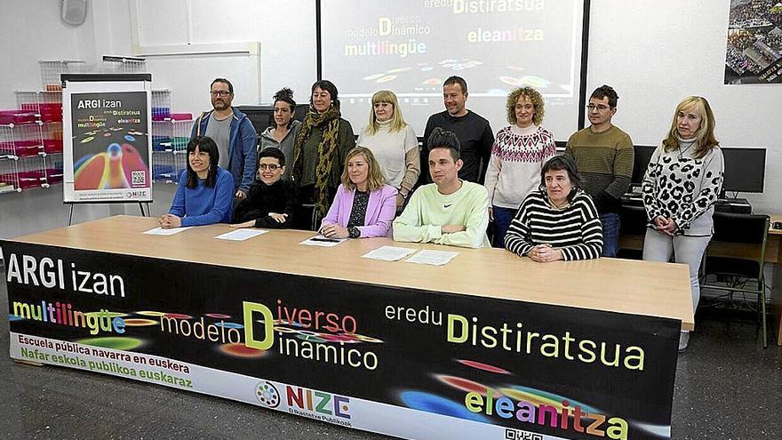 Representantes la Asociación de Direcciones de Centros Públicos del Modelo D (NIZE), en el colegio Ezkaba.