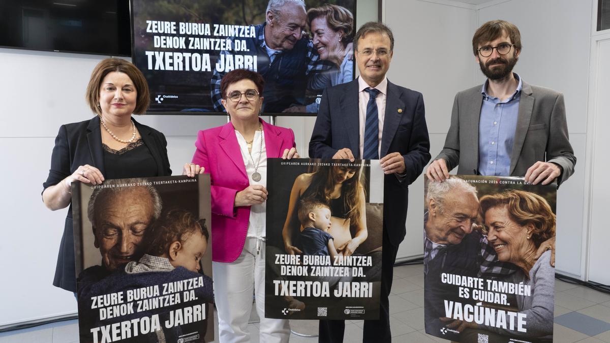 Representantes de Salud y Osakidetza muestran los carteles de la campaña contra la gripe y el covid de 2026 bajo el lema ‘Cuidarte también es cuidar. Vacúnate’.