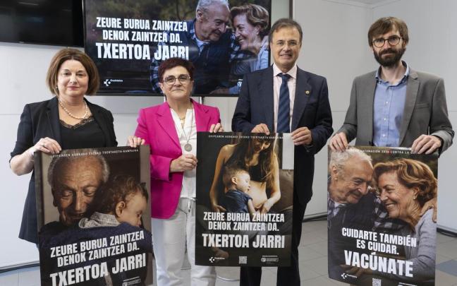 Representantes de Salud y Osakidetza muestran los carteles de la campaña contra la gripe y el covid de 2026 bajo el lema ‘Cuidarte también es cuidar. Vacúnate’.