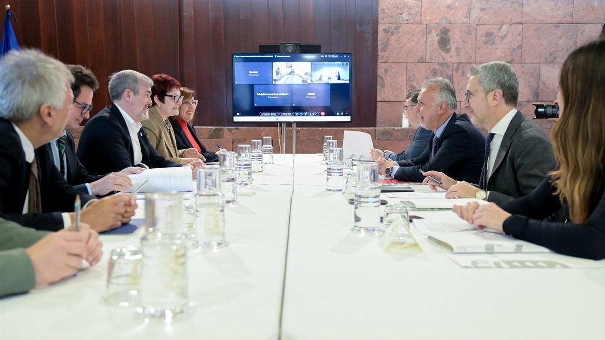 Clavijo acoge una reunión interministerial para abordar la distribución de los menores migrantes que piden asilo.