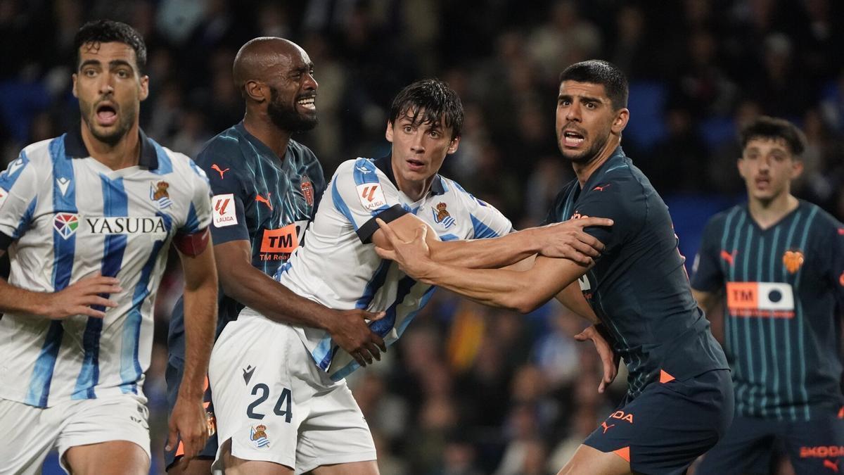 Le Normand, en una acción del partido ante el Valencia. / RUBEN PLAZA