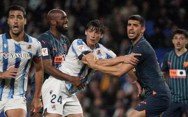Le Normand, en una acción del partido ante el Valencia. / RUBEN PLAZA