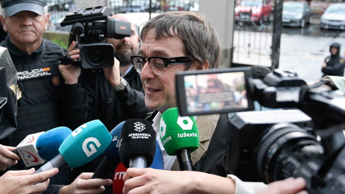 El abogado de uno de los acusados Manuel Ferreiro ofrece declaraciones a los medios a su llegada al juicio por el asesinato de Samuel Luiz.