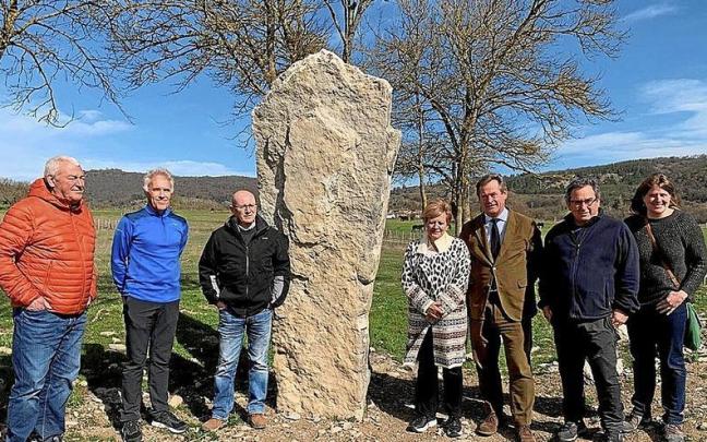Visita institucional de ayer a la estación megalítica de Kuartango.